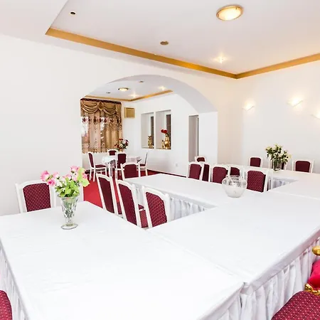 Mini Na Konci Hotell